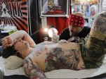 La tendencia hoy es realizar tatuajes con diseños que suelen cubrir el cuerpo entero, incluyendo piernas y cuello. FOTO AP
