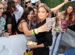 Otra que se tomó selfie con sus fanáticos fue Jennifer López. FOTO AP