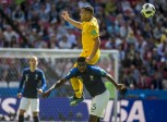 Cuando el partido iba 0-0 el árbitro pidió la revisión de una jugada polémica al VAR, lo que derivó en el cobro de un penalti que representaría el primer gol de Francia, que terminaría ganando el encuentro por 2-1. Foto: Juan Antonio Sánchez, enviado especial