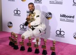 Vestido de blanco, Drake, el ganador de la noche. FOTO AFP