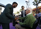 El encuentro de Chadwick Boseman y Stan Lee. FOTO Reuters