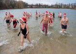 Los nadadores entraron en calor cantando canciones navideñas antes de arrojarse al agua. FOTO AFP