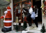 De a poco, el espíritu navideño entra en los sitios menos conflictivos de Siria. FOTO AFP