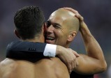 Zidane se convirtió en la séptima persona en ganar la Orejona como jugador y entrenador. FOTO AP
