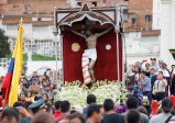 Fieles católicos observan la imagen del Señor del Humilladero durante la celebración del Jueves Santo en la celebración de la Semana Santa en Pamplona (Norte de Santander). FOTO EFE