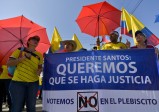 Con banderas de Colombia y sombrillas amarillas, azules y rojas, los promotores del No se dieron cita a las 9:30 a.m. en el monumento de las Botas Viejas. FOTO AFP