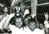 A las 11:00 a.m. del 30 de noviembre de 1995 operó el primer tren del metro, entre las estaciones Niquía y Poblado. La inauguración tuvo lugar en la plazoleta de la Alpujarra. “Por tenaces lo logramos”, fue el lema. FOTO: CIP - EL COLOMBIANO