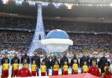 Una imagen de la Torre Eiffel, símbolo de París, acompañó la inauguración. FOTO Reuters