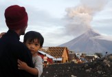 Con 23 volcanes activos, el archipiélago filipino se asienta sobre una zona de intensa actividad sísmica inscrita dentro del llamado “Anillo de fuego del Pacífico”, que se extiende desde la costa oeste del continente americano hasta Nueva Zelanda pasando por Japón e Indonesia, entre otros países. FOTO EFE