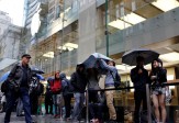 La lluvia no impidió que los compradores australianos llegaran a comprar el celular. FOTO Reuters
