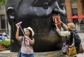 La Plaza Botero también es conocida como Parque de las Esculturas de Botero. Es uno de los sitios más frecuentados por los visitantes locales, de otras regiones del país y extranjeros en sus recorridos por Medellín. Es un espacio abierto en el que están instaladas 23 esculturas del artista Fernando Botero. Está situada frente al Museo de Antioquia. Foto: Jaime Pérez