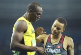 Andre De Grasse de Canada, ganador de la medalla de plata, felicita a Bolt por el triunfo, ambos son buenos amigos. FOTO Reuters