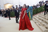 Anne Hathaway, de rojo y simulando la corona de espinas. FOTO Reuters