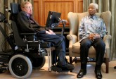 El presidente Nelson Mandela conoce a Hawking en la fundación Mandela. FOTO REUTERS