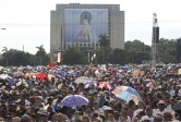 El pontífice celebró la eucaristía este domingo ante miles de cubanos que le esperaban y entre quienes circuló para saludarles más de cerca a bordo de un papamóvil abierto de fabricación cubana. FOTO AP
