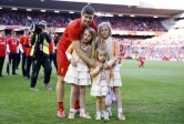Gerrard compartió con su familia en medio del homenaje que los hinchas y el club le tenían preparado. FOTO REUTERS