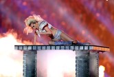 Gaga presentó un espectáculo de alta tecnología que incluyó la participación del público en el campo con linternas que cambiaban de colores. FOTO USA TODAY