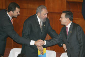 En los ocho años de gobierno de Uribe, sus encuentros con Castro fueron esporádicos y de buen ambiente. En esta imagen, con el hoy rey Felipe VI de España. FOTO AP