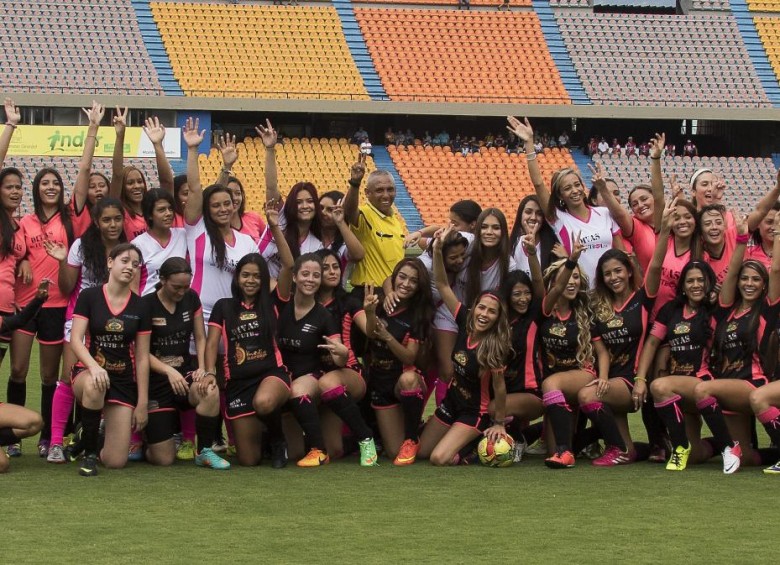 Las Divas del Fútbol le ganaron 4-3 a las integrantes de la escuela de Divas en el primer juego del evento. FOTO róbinson sáenz