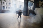 Entre el humo de los explosivos, golpearon a los diputados y a otros funcionarios, y obligaron a periodistas a bajar sus cámaras y abandonar el sitio, sin que fueran contenidos por la Guardia Nacional. Foto: Reuters