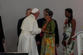 La antioqueña Pastora Mira García, víctima del conflicto, conmovió a los asistentes al Encuentro de Oración por la Reconciliación Nacional con su testimonio de valor, perdón y fe. FOTO ESTEBAN VANEGAS