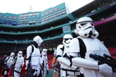 El Estadio de los Red Sox de Boston fue el escenario para que un grupo de Storm Troopers patrullara durante el día de Star Wars. Foto: AFP 