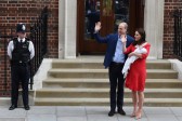 El príncipe Guillermo de Inglaterra y Kate Middleton salen del hospital St Mary’s de Londres.