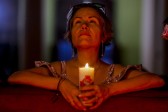 Una mujer reza dentro de la iglesia Santa Gertrudis de Envigado durante la celebración del Jueves Santo. FOTO JAIME PÉREZ