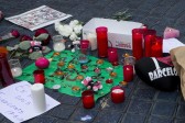 Entre homenajes a las víctimas y relatos del horror vivido transcurren las horas posteriores al ataque terrorista perpetrado por una célula yihadista. FOTO EFE