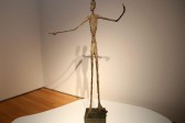 El hombre que apunta, de Alberto Giacometti. Es la escultura más cara. Fue vendida por 124 millones de euros en Christie’s, Nueva York, el 11 de mayo de 2015. Hecha en bronce, fue creada por el escultor suizo en 1961.