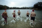 Para un grupo de berlineses audaces, la Navidad es tiempo de canciones, vestimenta roja... y un chapuzón en las aguas gélidas de un lago. . FOTO AP