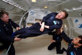 Stephen Hawking experimentando la gravedad 0 durante un vuelo por el océano Atlántico. FOTO AFP