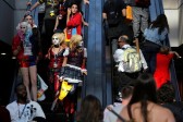 Los contrastes a la entrada de la Comic Con. FOTO Reuters