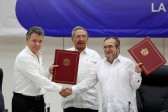 Apretón de manos entre Santos y “Timochenko” tras la firma del acuerdo. FOTO Reuters