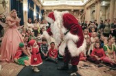 En Bucarest, Rumania, la figura de Santa Claus es infaltable en las celebraciones navideñas. FOTO AP