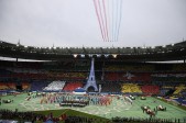 Aviones de la Fuerza Aérea sobrevolaron el estadio con los colores de Francia. FOTO AP