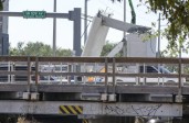Un puente peatonal en Miami colapsó este jueves sobre una avenida de seis carriles y aplastó varios vehículos. FOTO EFE
