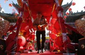 Millones de faroles rojos decoran las calles y comercios de las urbes chinas para dar la bienvenida al Festival de la Primavera. FOTO AP