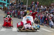 Los motivos y disfraces navideños estuvieron presentes en el Festival de Carros de Rodillos. FOTO Jaime Pérez 