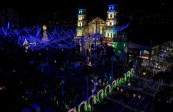 Como si el cielo estuviera más cerca, guirnaldas y mangueras de luces azules cubren el parque principal Marceliano Vélez de Envigado. FOTO: Jaime Pérez