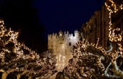 En Burgos, España, la decoración alrededor de los atractivos turísticos medievales. FOTO AFP