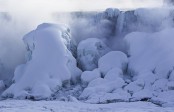 Comprenden tres cataratas: la canadiense (Ontario), la estadounidense (Nueva York) y la catarata Velo de Novia, más pequeña. FOTO AP