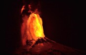 Erupción del volcán chileno Villarrica, en la región sureña de la Araucanía. FOTO Reuters