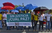 Con banderas de Colombia y sombrillas amarillas, azules y rojas, los promotores del No se dieron cita a las 9:30 a.m. en el monumento de las Botas Viejas. FOTO AFP
