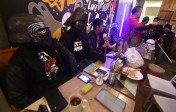 En Yakarta, capital de Indonesia, se vio a Kylo Ren y Darth Vader almorzar en un restaurante. Foto: AFP. 