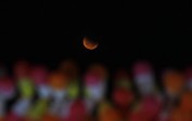 El momento en que la Luna quedó completamente oscurecida por la sombra de la Tierra duró unos pocos minutos en lo que fue el eclipse lunar más breve del siglo. FOTO AP