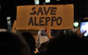 La pasada madrugada las partes alcanzaron un nuevo acuerdo para evacuar los distritos asediados de Alepo que estipula un alto el fuego y la evacuación, aunque hasta ahora no han salido a la luz el resto de puntos del pacto. FOTO AFP