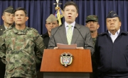 AP El ministro de Defensa, JuanManuel Santos, al lado de la alta cúpula militar, anunció la muerte de alias Iván Ríos, a manos de su jefe de seguridad alias Raúl.