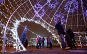 En Minsk, la capital de Bielorrusia, los turistas desafían al frío para disfrutar de los alumbrados. FOTO REUTERS