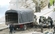 Colprensa, CaliAsí quedó el vehículo Renault 12 de James Fernández que inicialmente se pensó que cargaba los explosivos. Las Farc serían las autoras del atentado.